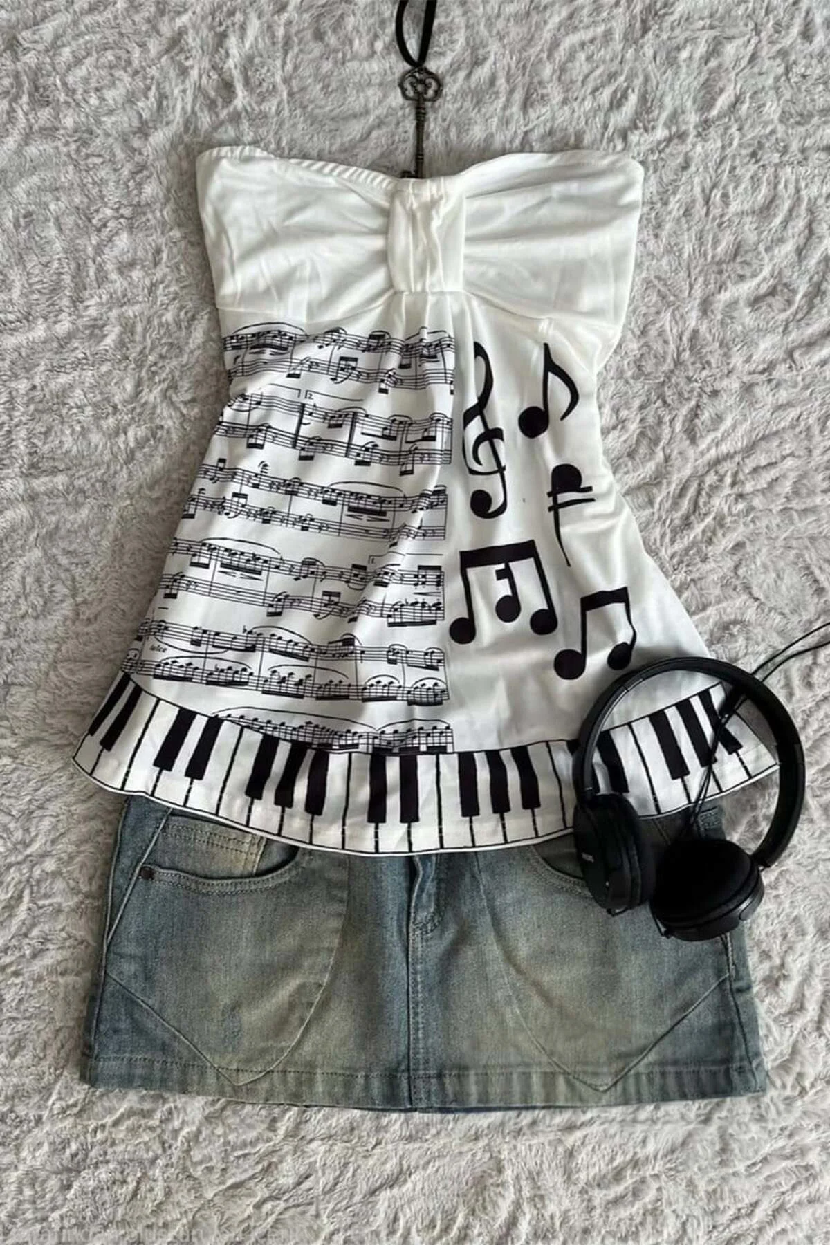 Beyaz Nota Desenli Piano Detaylı Y2K Straplez Crop Beyaz Nota Desenli Piano Detaylı Y2K Straplez Crop Fiyatı, Yorumları ve Özellikleri