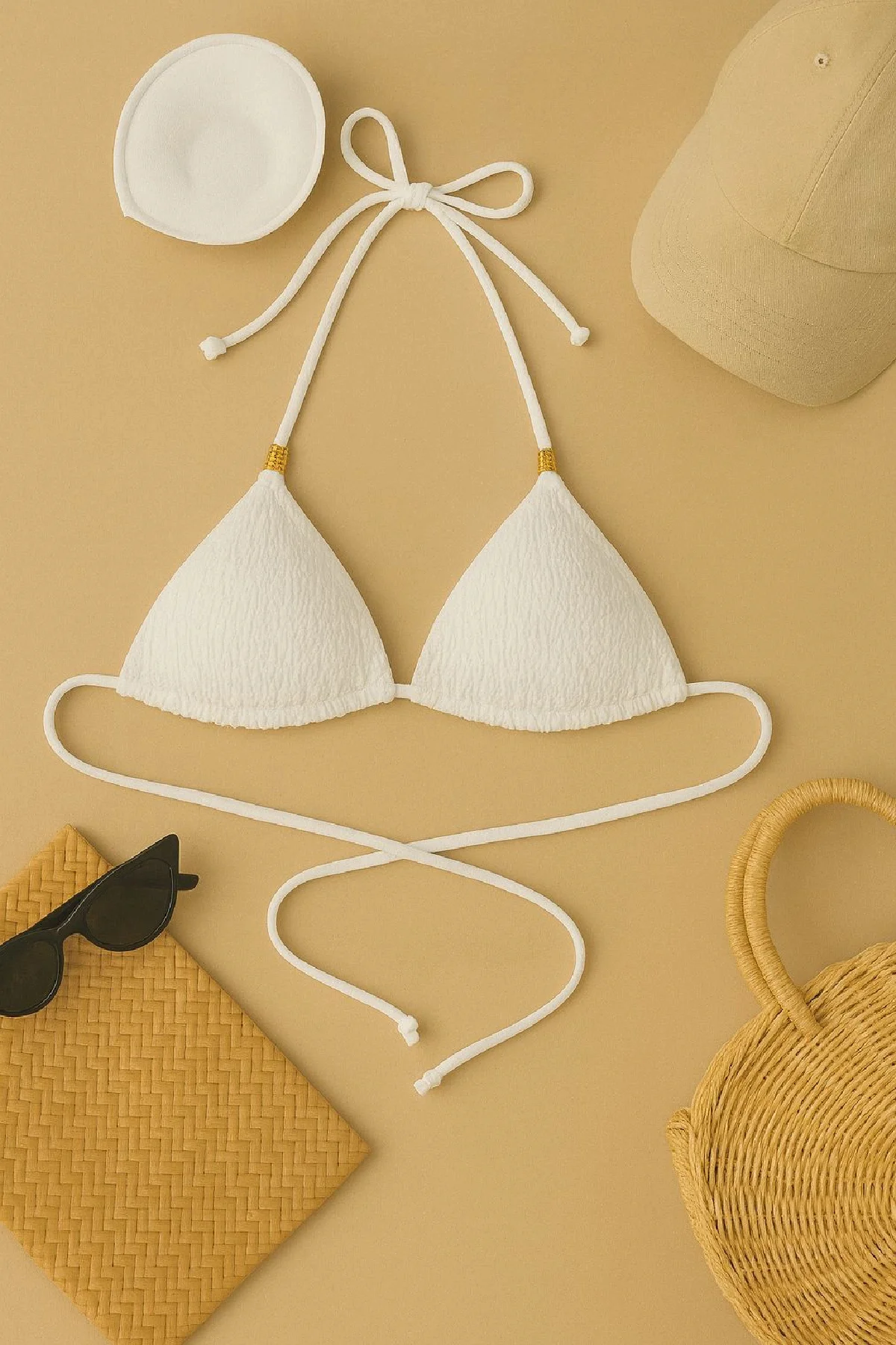 Beyaz Pedli Üçgen Bikini Üstü Halter Bağlamalı Aksesuarlı