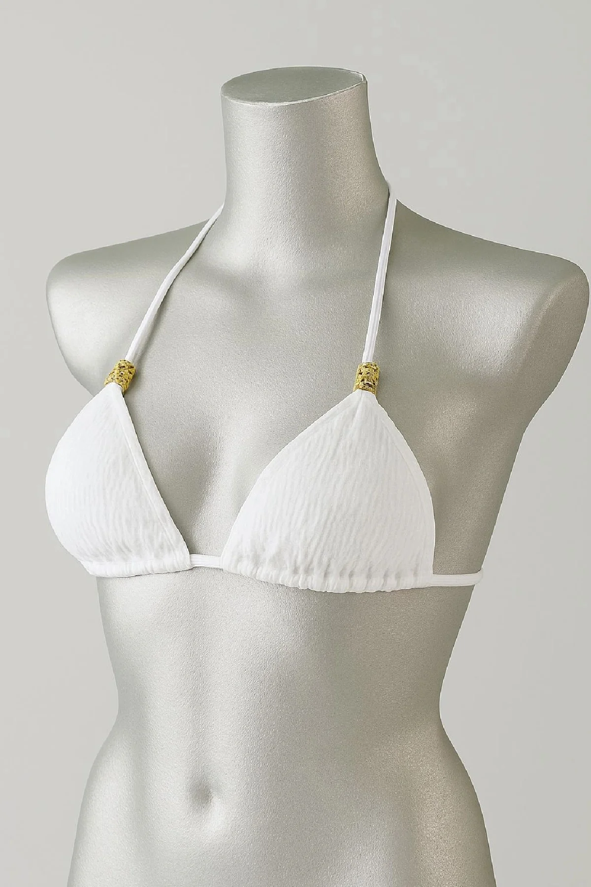 Beyaz Pedli Üçgen Bikini Üstü Halter Bağlamalı Aksesuarlı