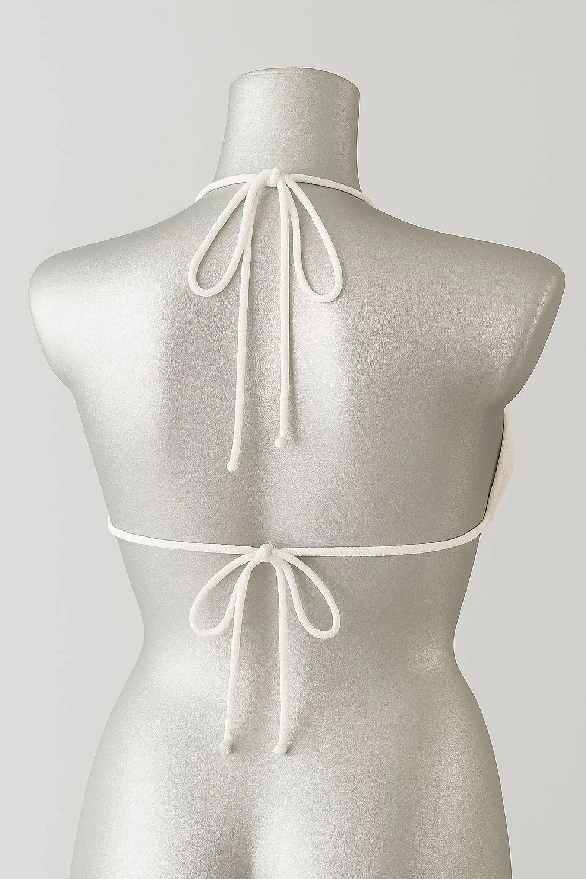 Beyaz Pedli Üçgen Bikini Üstü Halter Bağlamalı Aksesuarlı