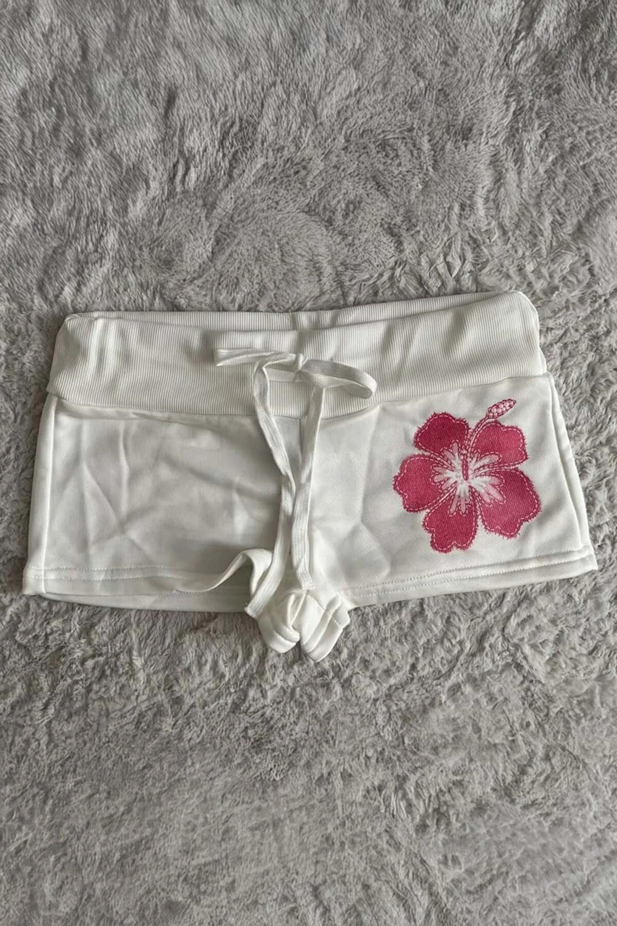 Beyaz Pembe Hibiskus Çiçeği İpli Y2K Mini Şort