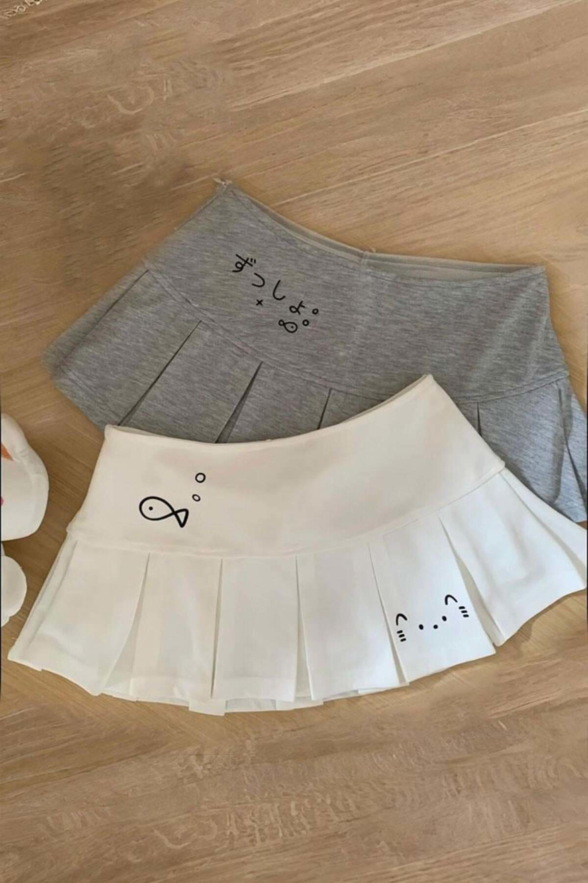 Köstebek Beyaz Pileli Fish And Cat Baskılı Micro Şort Etek