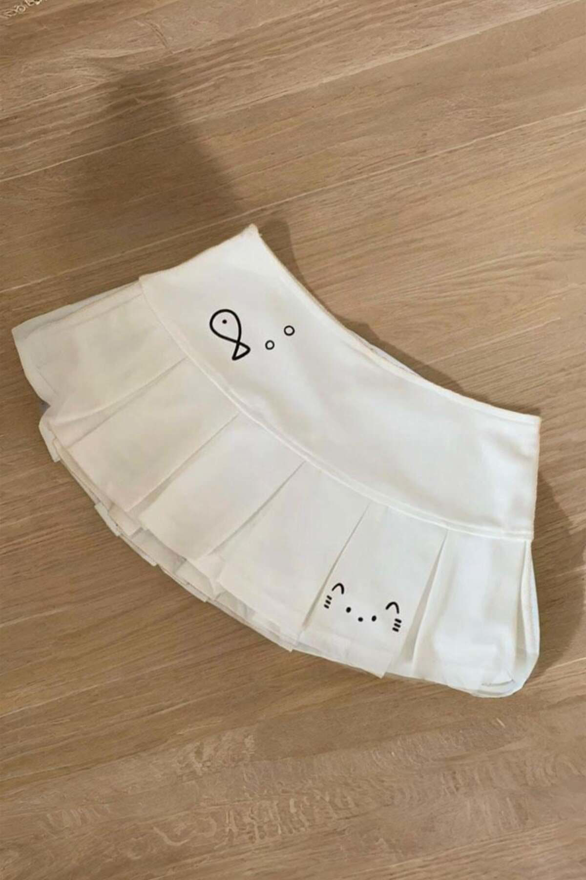 Köstebek Beyaz Pileli Fish And Cat Baskılı Micro Şort Etek