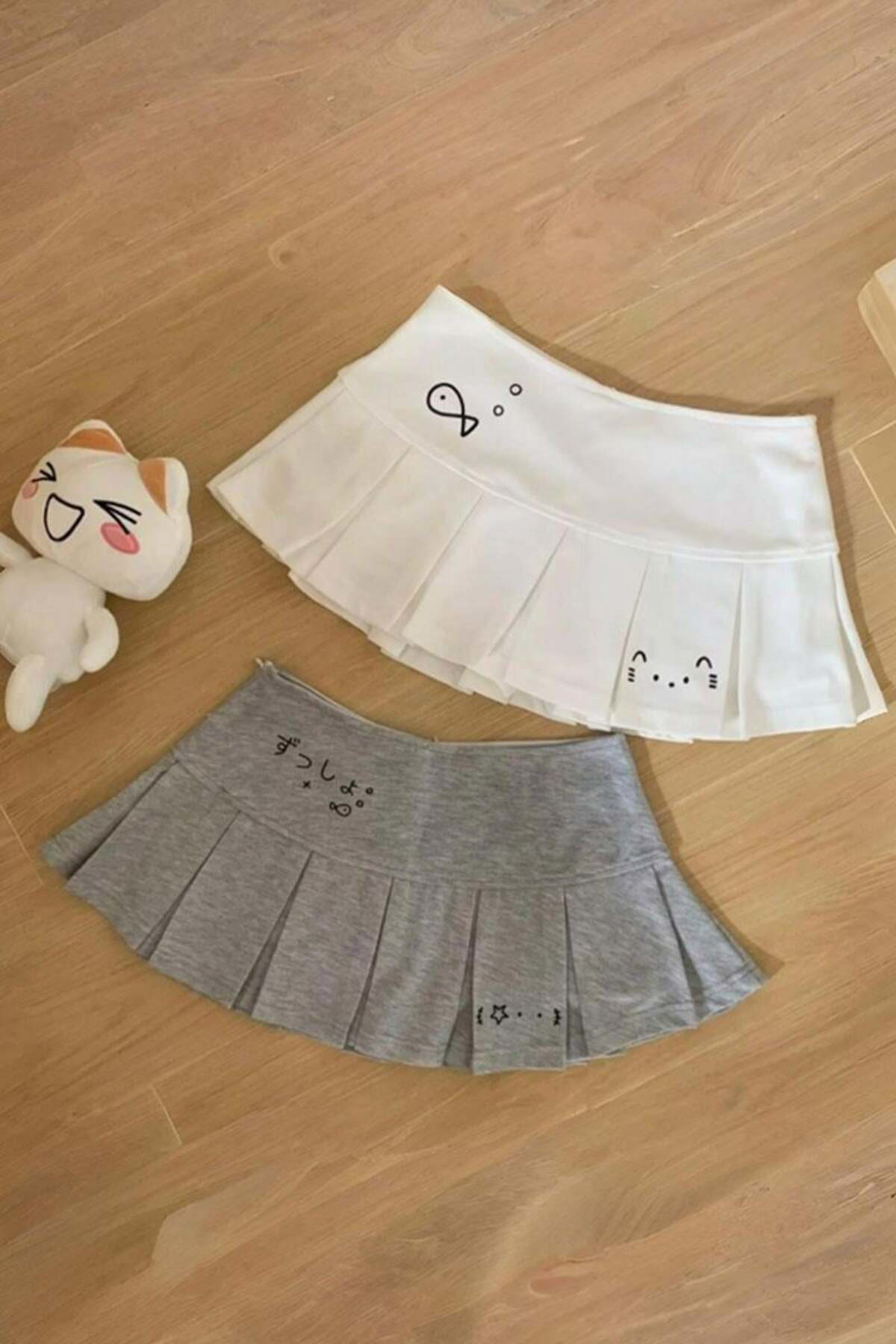 Beyaz Pileli Fish and Cat Baskılı Micro Şort Etek