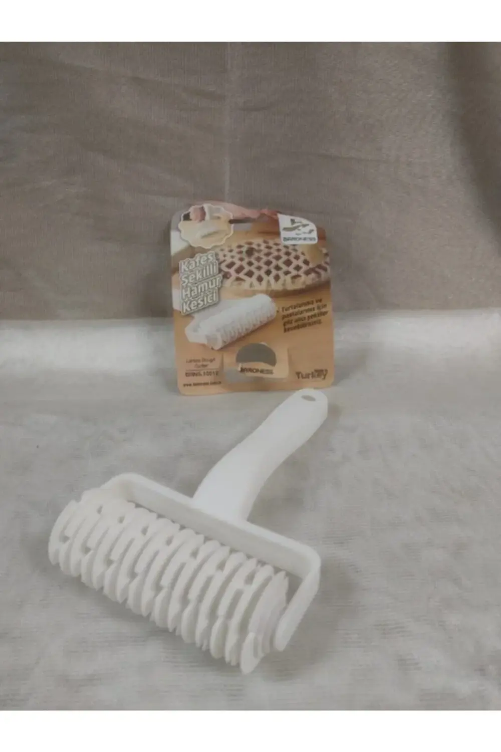 Beyaz Plastik Rulo Tipi Kafes Şekilli Hamur Kesici, Pratik ve Kul