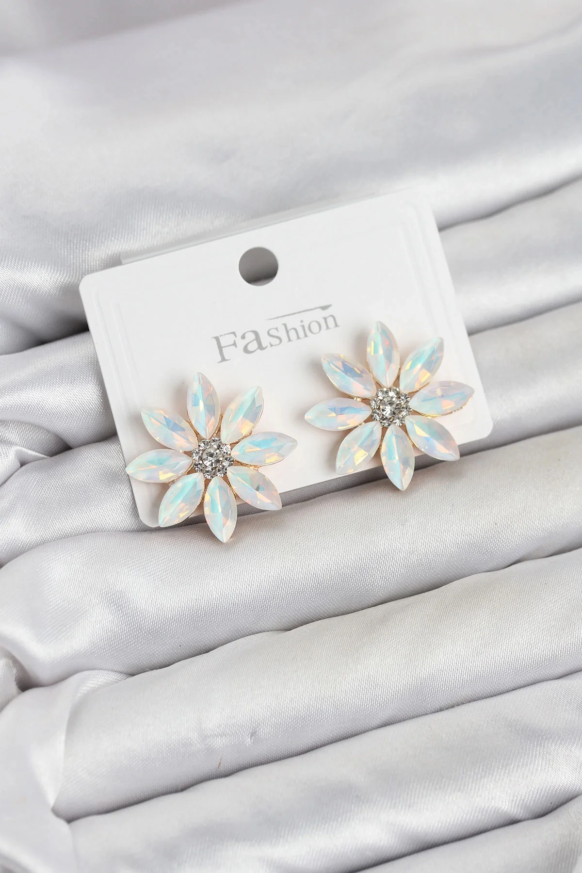 Beyaz Renk Kristal Taşlı Lotus Çiçek Model Kadın Küpe