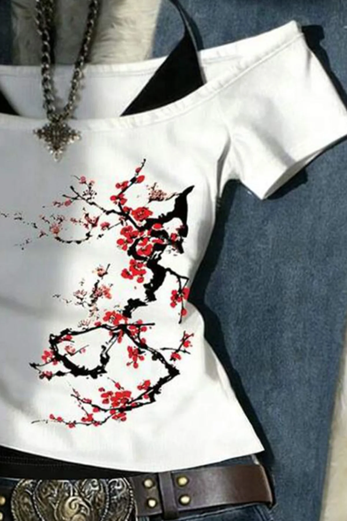 Beyaz Sakura Ek Askılı Y2K Kısa Kollu Crop Beyaz Sakura Ek Askılı Y2K Kısa Kollu Crop