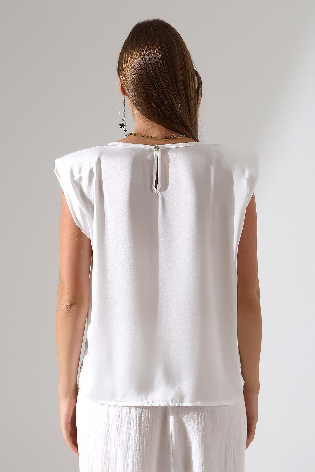 Beyaz Saten Vatkalı Bluz – Güçlü Zarafet & Soft Işıltı