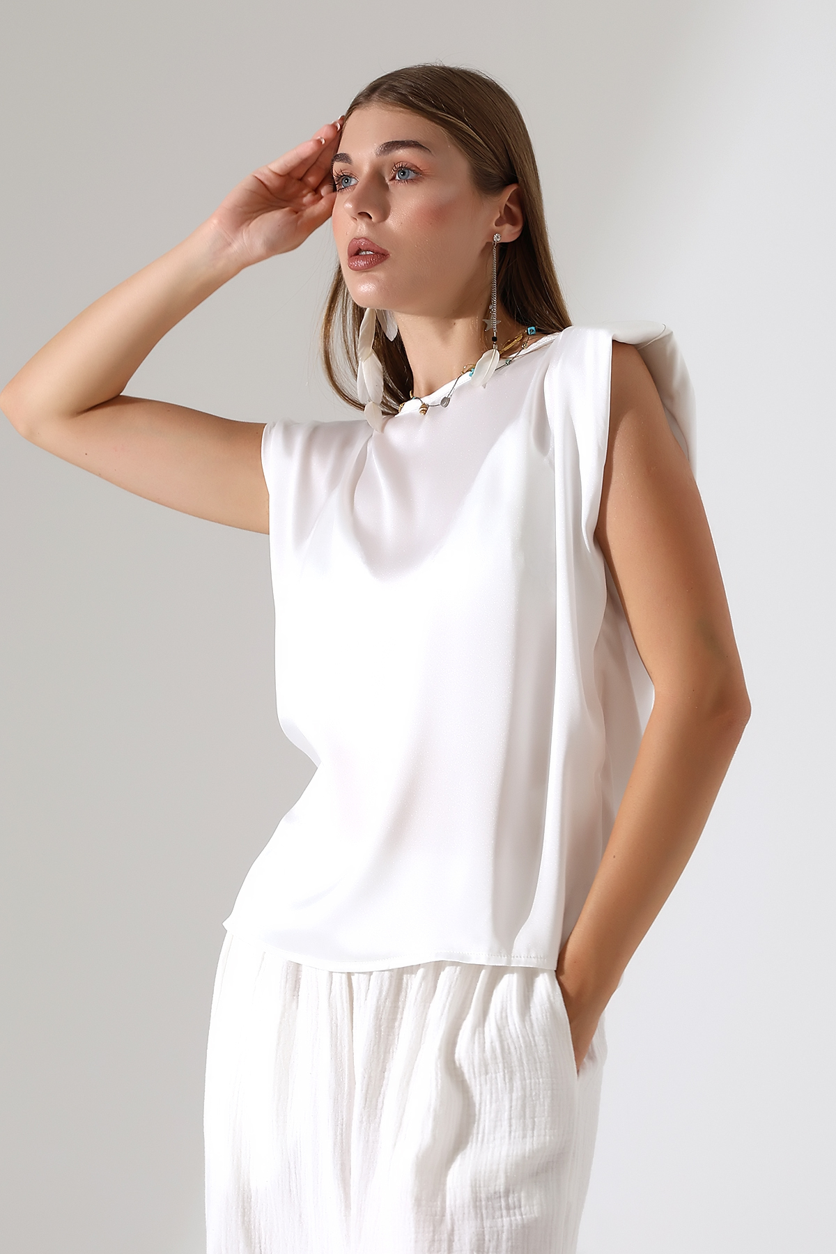 Beyaz Saten Vatkalı Bluz – Güçlü Zarafet & Soft Işıltı