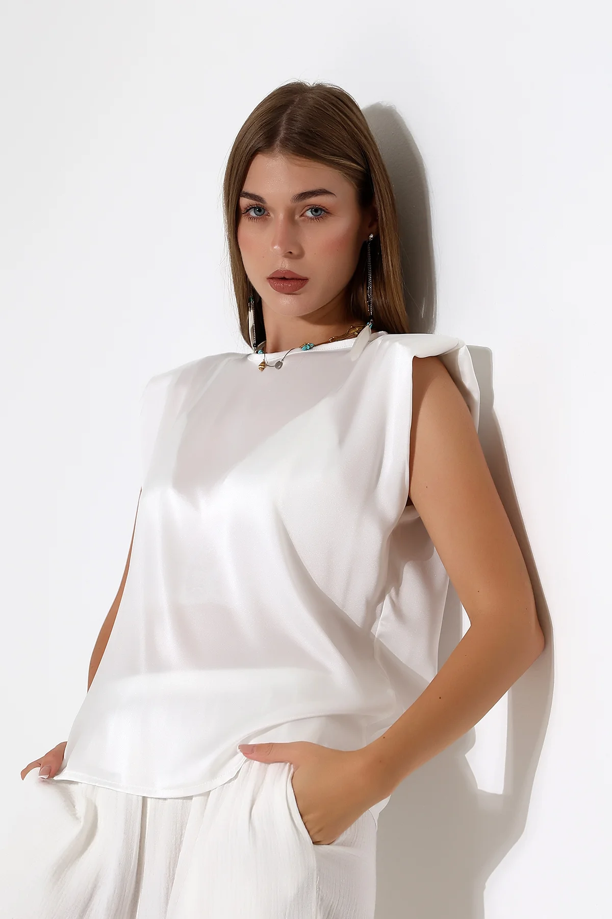 Beyaz Saten Vatkalı Bluz – Güçlü Zarafet & Soft Işıltı Beyaz Saten Vatkalı Bluz – Güçlü Zarafet & Soft Işıltı