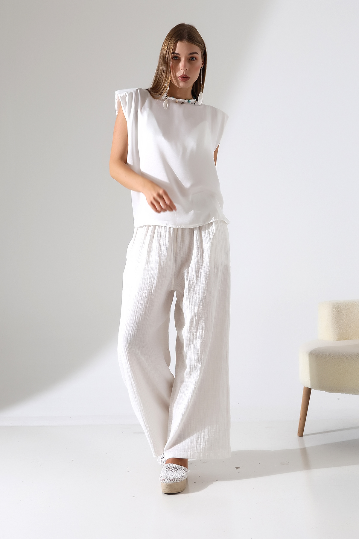 Beyaz Saten Vatkalı Bluz – Güçlü Zarafet & Soft Işıltı