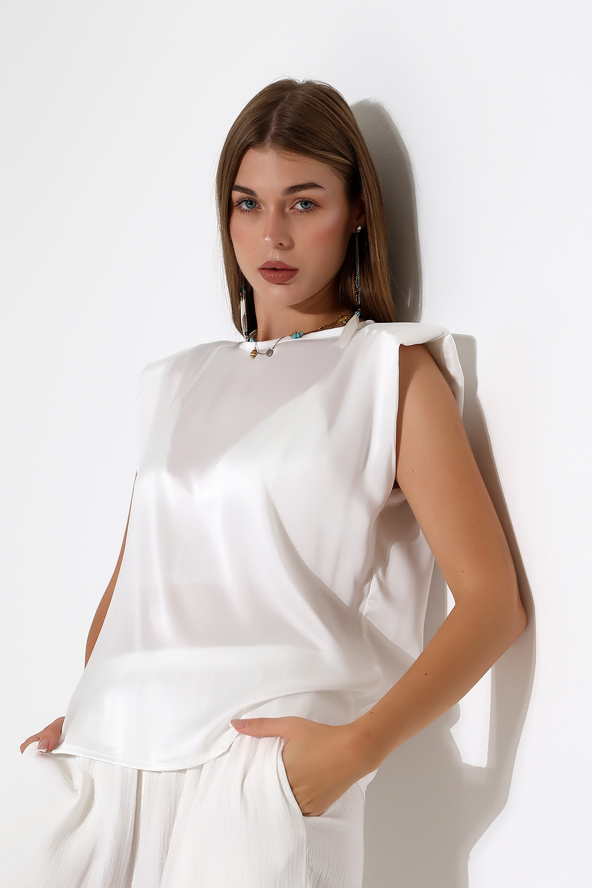 Beyaz Saten Vatkalı Bluz – Güçlü Zarafet & Soft Işıltı