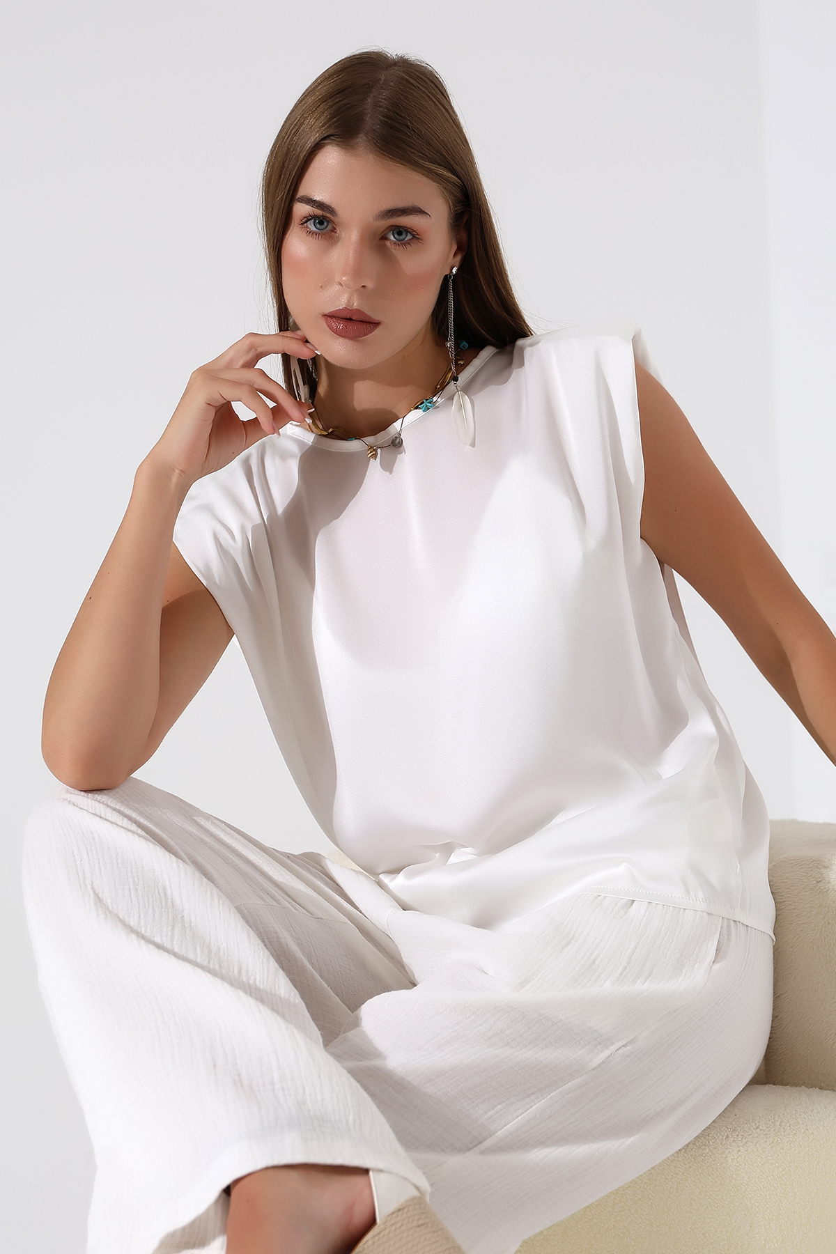 Beyaz Saten Vatkalı Bluz – Güçlü Zarafet & Soft Işıltı