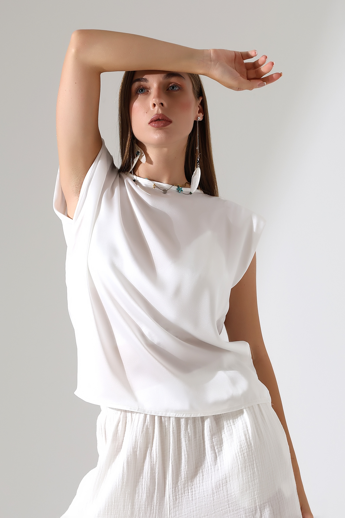 Beyaz Saten Vatkalı Bluz – Güçlü Zarafet & Soft Işıltı