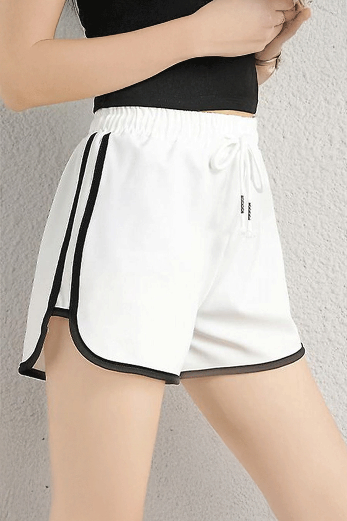 Köstebek Beyaz Siyah Biyeli Parçalı Kesim Y2k Kısa Şort