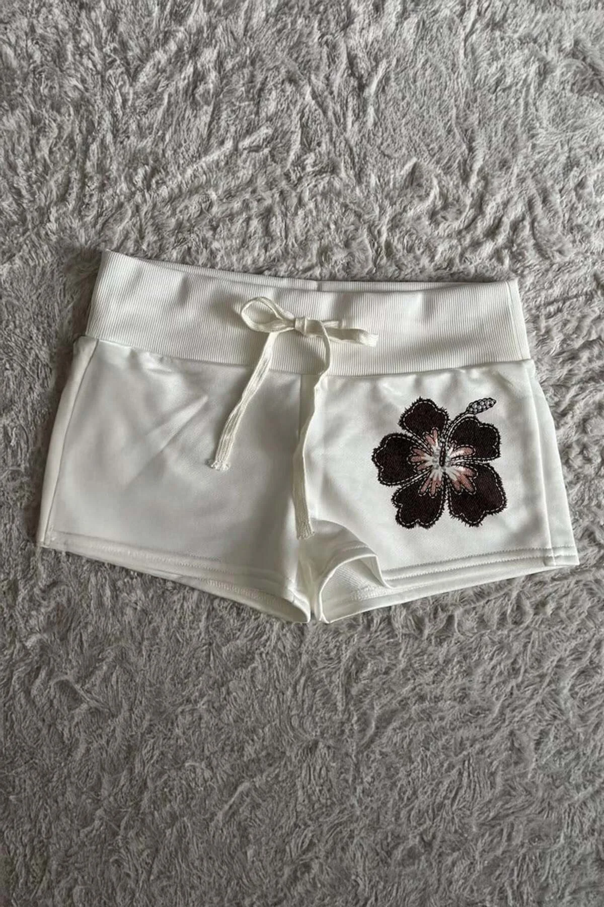 Beyaz Siyah Hibiskus Çiçeği İpli Y2K Mini Şort