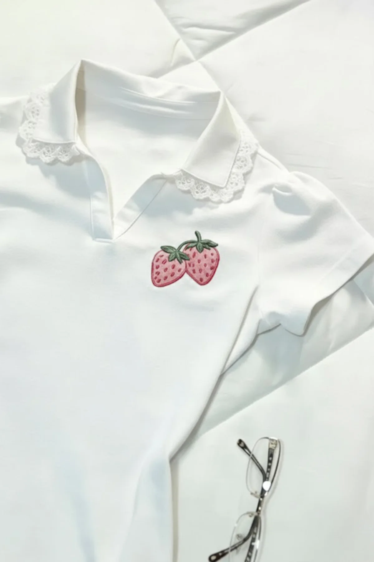 Beyaz Strawberry Dantel Yaka Detaylı Y2K Kısa Kollu Crop