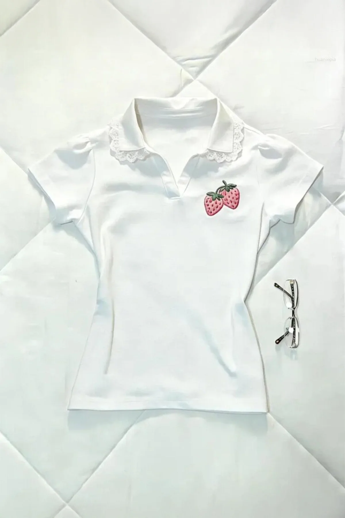 Beyaz Strawberry Dantel Yaka Detaylı Y2K Kısa Kollu Crop