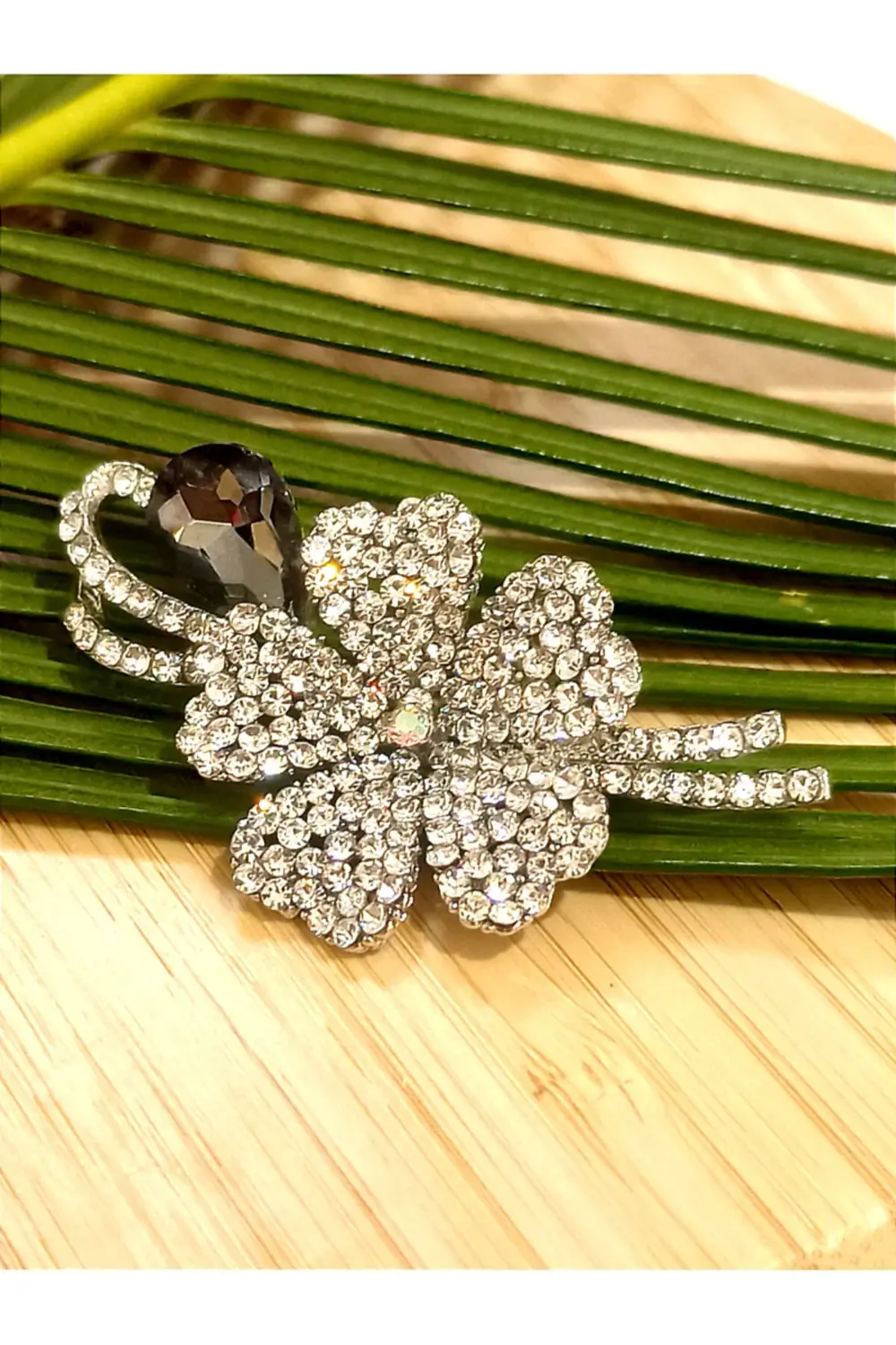 Beyaz Taşlı Figürlü Broş