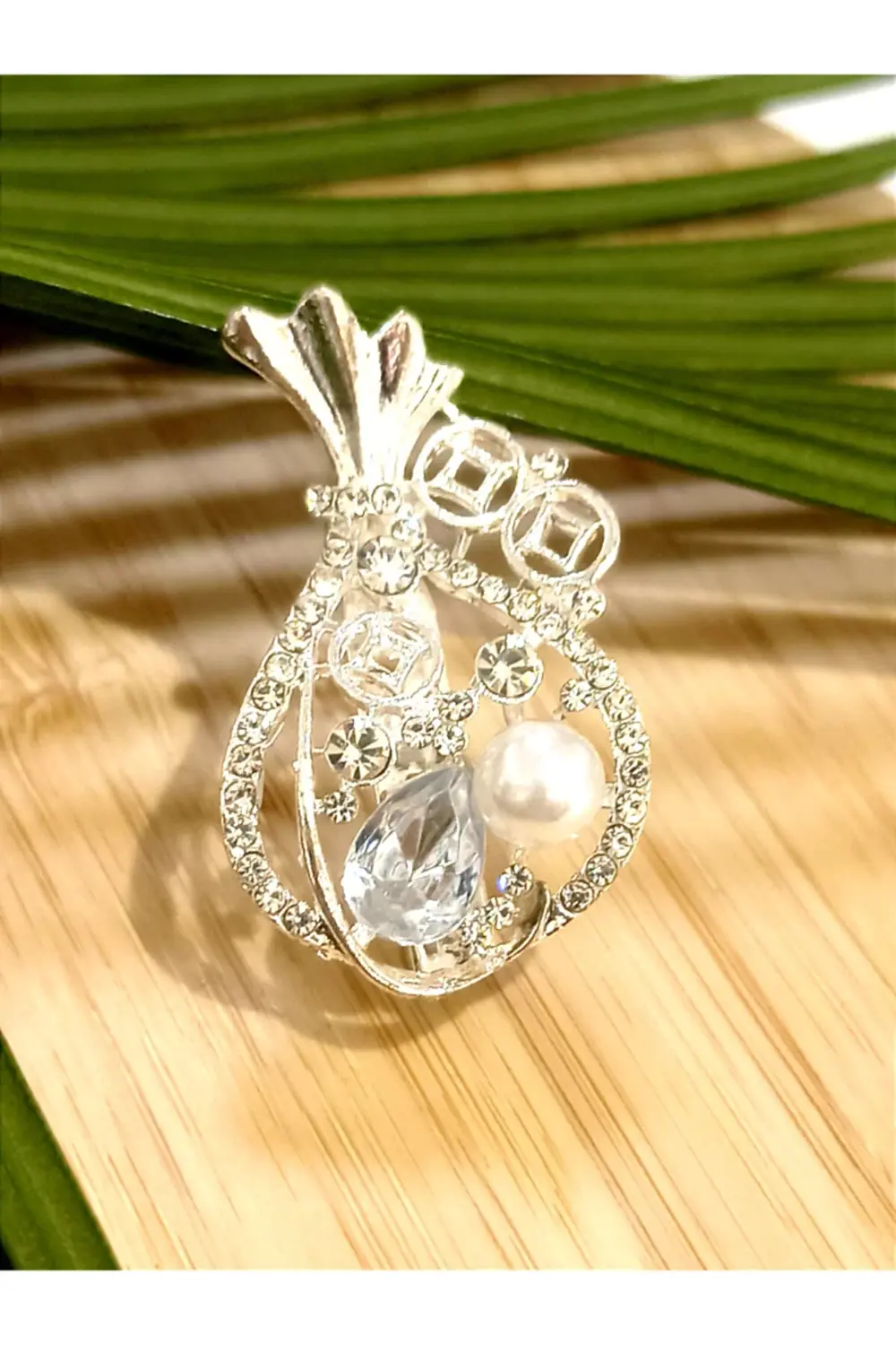 Beyaz Taşlı Figürlü Broş