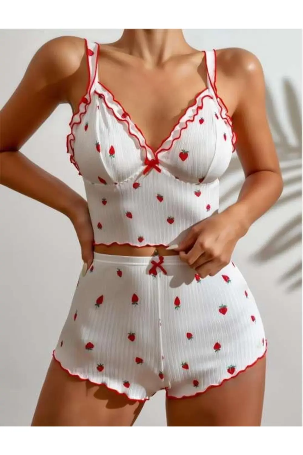 Beyaz Üstüne Çilek Desenli Fitilli Askılı Şortlu Pijama Takımı