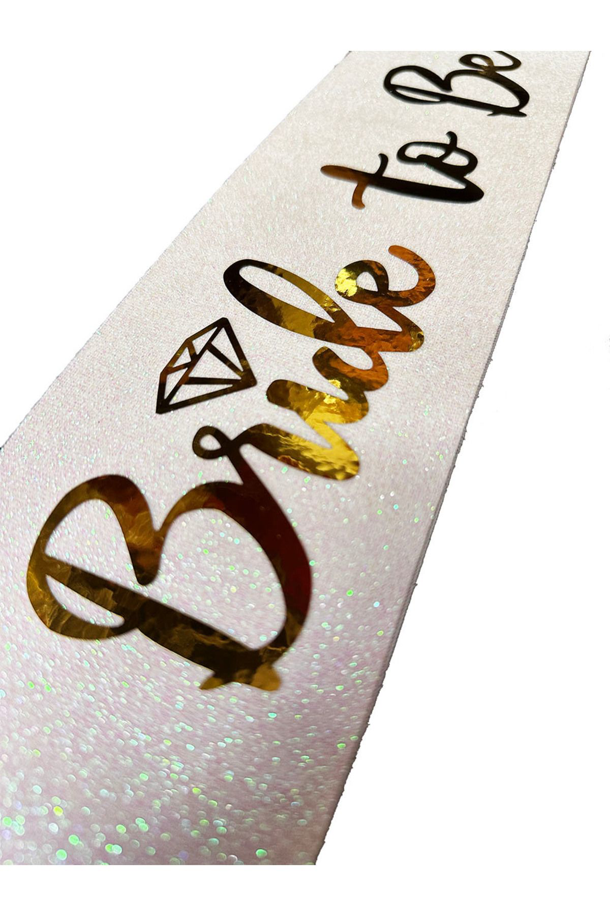 Ok Aksesuar Beyaz Üzeri Altın İtalik Alyanslı Bride To Be Yazılı Simli İşıltı