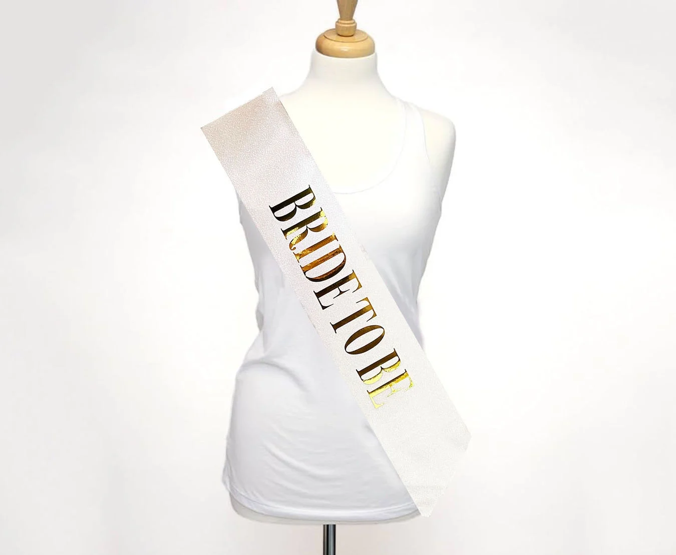 Beyaz Üzeri Altın Büyük Bride To Be Yazılı Simli Işıltılı Kuşak Kemer 10 Cm Genişlik Bx40 Beyaz Üzeri Altın Büyük Bride To Be Yazılı Simli Işıltılı Kuşak Kemer 10 Cm Genişlik Bx40