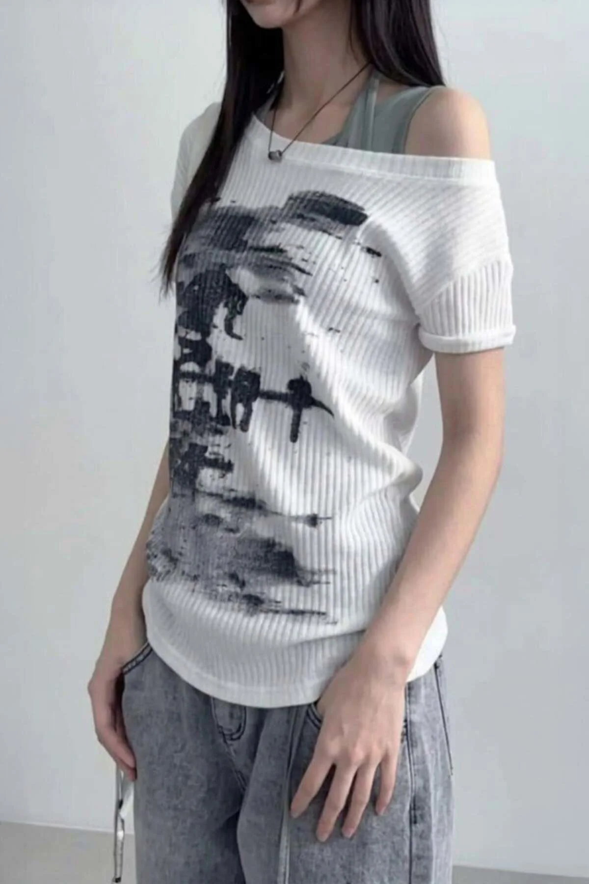 Beyaz Vintage Lost Omuz Dekolteli Y2K Kısa Kol Off-Shoulder T-Shirt Beyaz Vintage Lost Omuz Dekolteli Y2K Kısa Kol Off-Shoulder T-Shirt