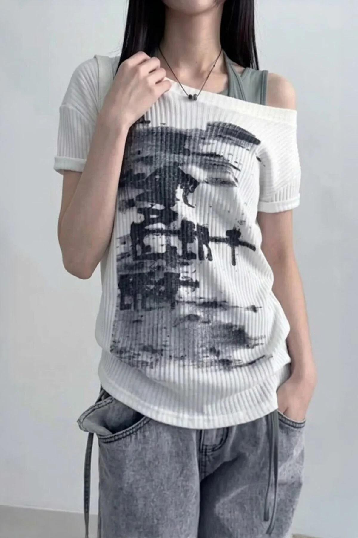 Beyaz Vintage Lost Omuz Dekolteli Y2K Kısa Kol Off-Shoulder T-Shirt Beyaz Vintage Lost Omuz Dekolteli Y2K Kısa Kol Off-Shoulder T-Shirt
