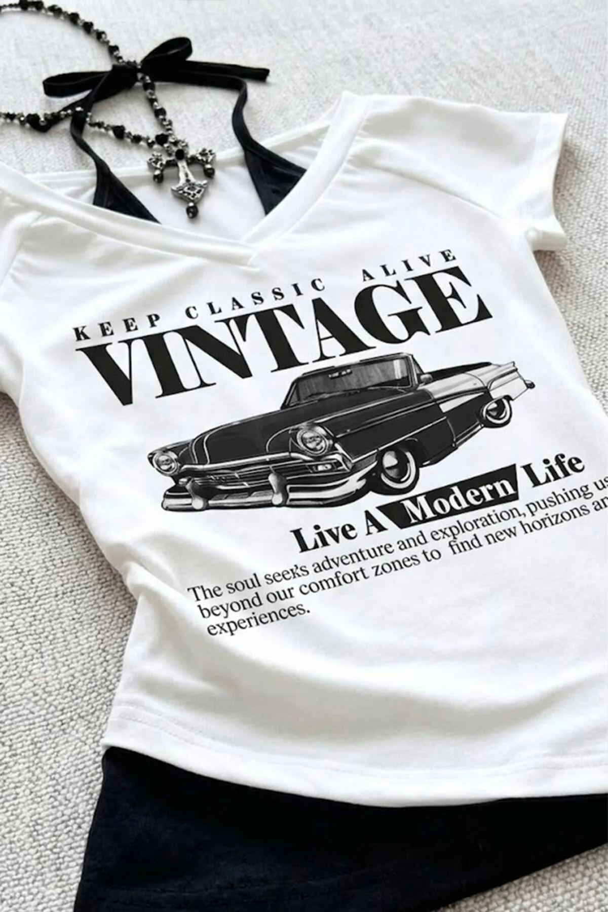 Beyaz Vintage Modern Life Ek Askılı Y2K Kısa Kollu Crop