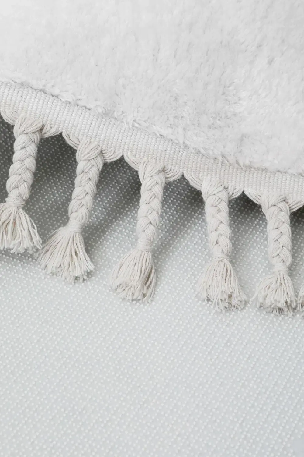 Beyaz Yuvarlak Post Dokuma Halı Saçaklı Peluş Halı Antibakteriyel