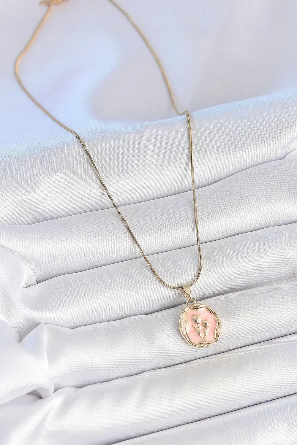BFS 316L Çelik Gold Renk Zincir Pembe Mineli Çiçek İşlemeli Portr BFS 316L Çelik Gold Renk Zincir Pembe Mineli Çiçek İşlemeli Portr