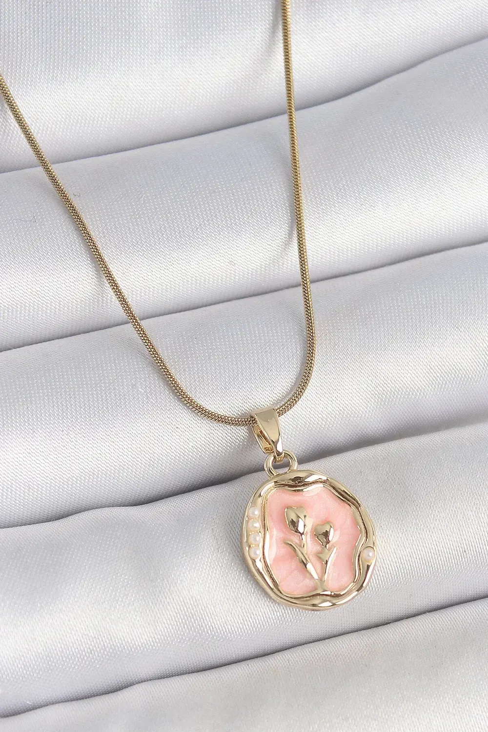 BFS 316L Çelik Gold Renk Zincir Pembe Mineli Çiçek İşlemeli Portr BFS 316L Çelik Gold Renk Zincir Pembe Mineli Çiçek İşlemeli Portr