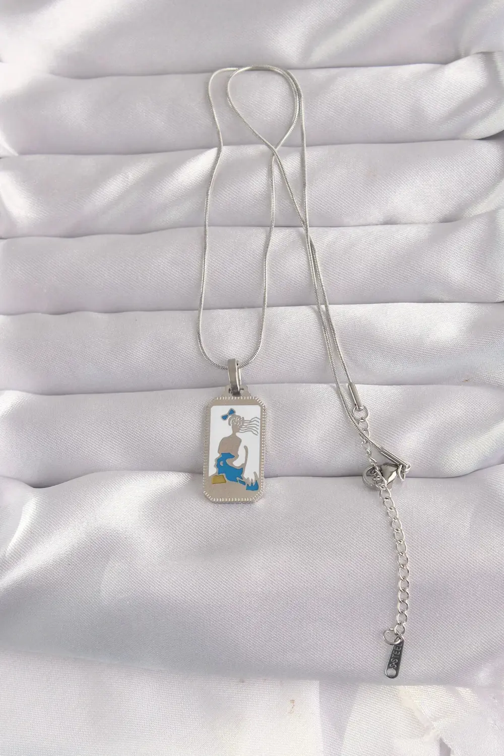 BFS 316L Çelik Gümüş Renk Beyaz Mineli Kız Figür Tarot Kolye BFS 316L Çelik Gümüş Renk Beyaz Mineli Kız Figür Tarot Kolye