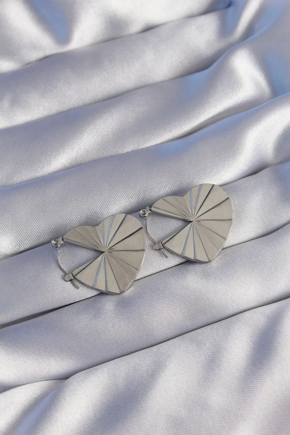 BFS 316L Çelik Gümüş Renk Çizgili Plaka Tasarımlı Kalp Küpe