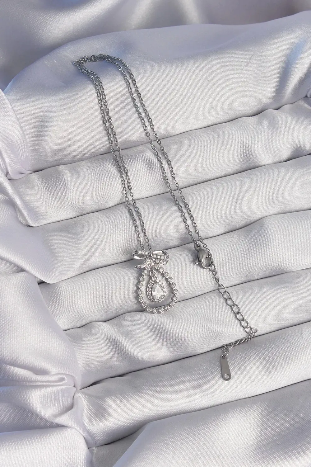 BFS 316L Çelik Gümüş Renk Fiyonk Detaylı Zirkon Taşlı Damla Model