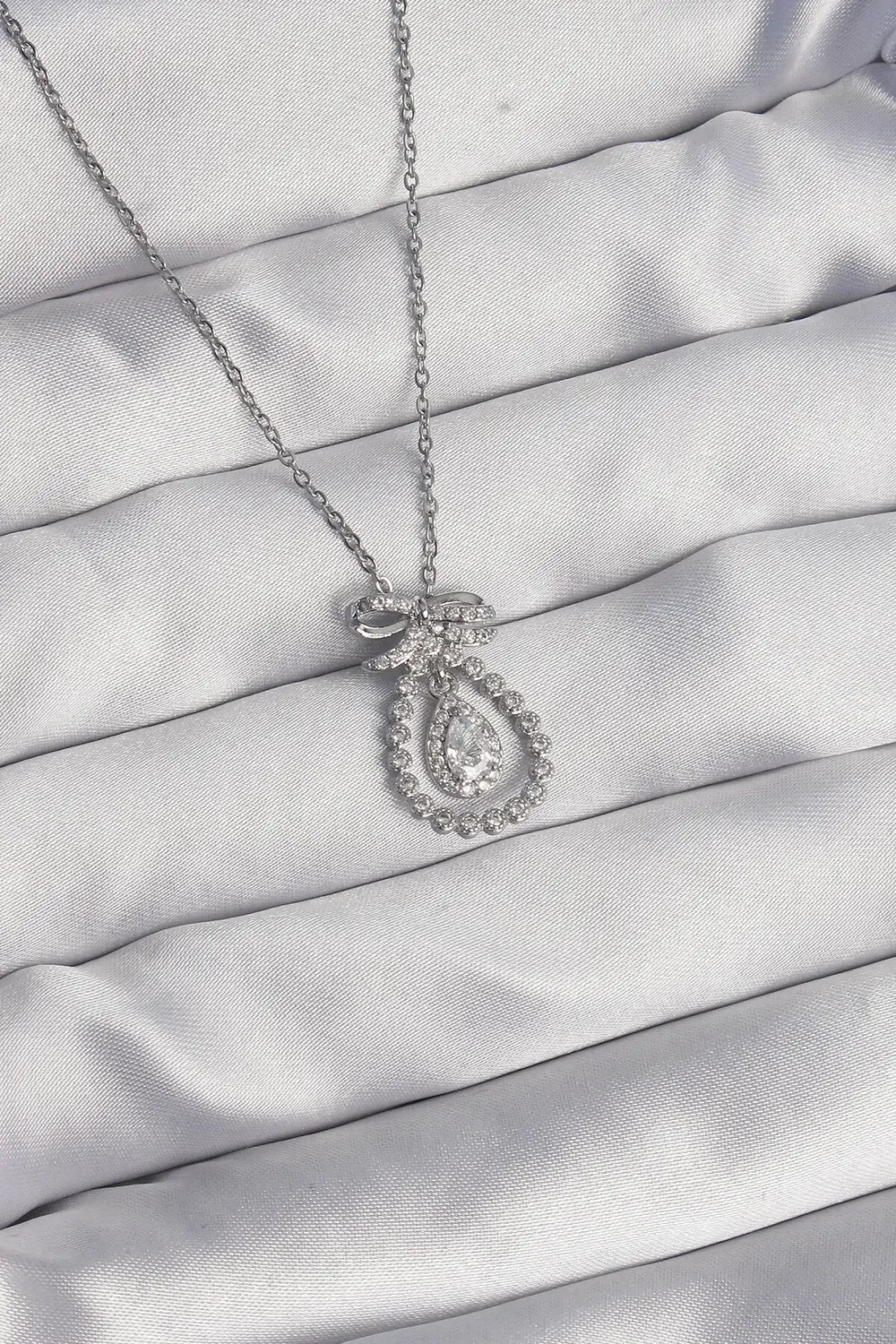 BFS 316L Çelik Gümüş Renk Fiyonk Detaylı Zirkon Taşlı Damla Model