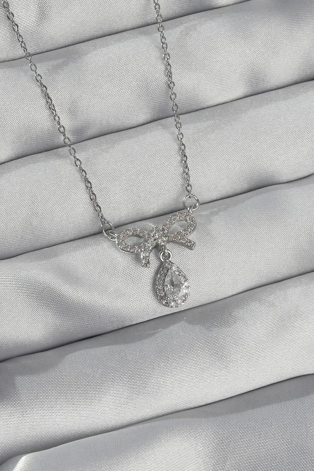 BFS 316L Çelik Gümüş Renk Zirkon Taşlı Fiyonk Detay Damla Kolye