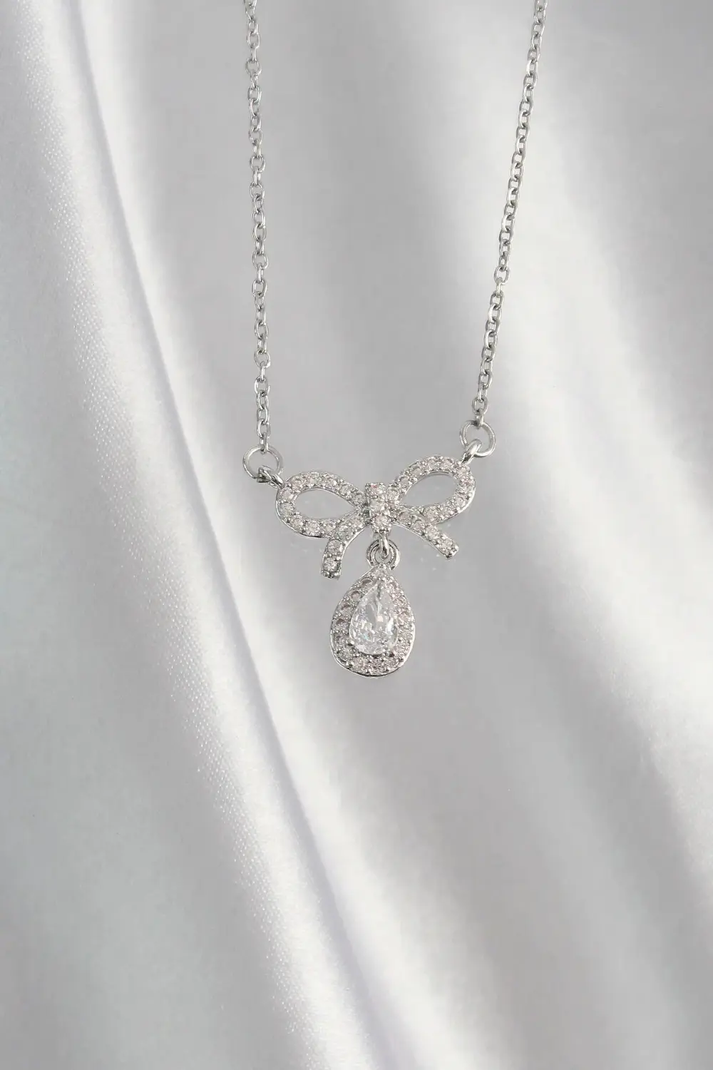 BFS 316L Çelik Gümüş Renk Zirkon Taşlı Fiyonk Detay Damla Kolye