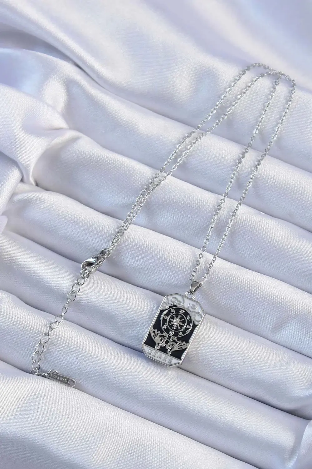 BFS 316L Çelik Zincir Gümüş Renk İşlemeli Siyah Mineli Tarot Koly