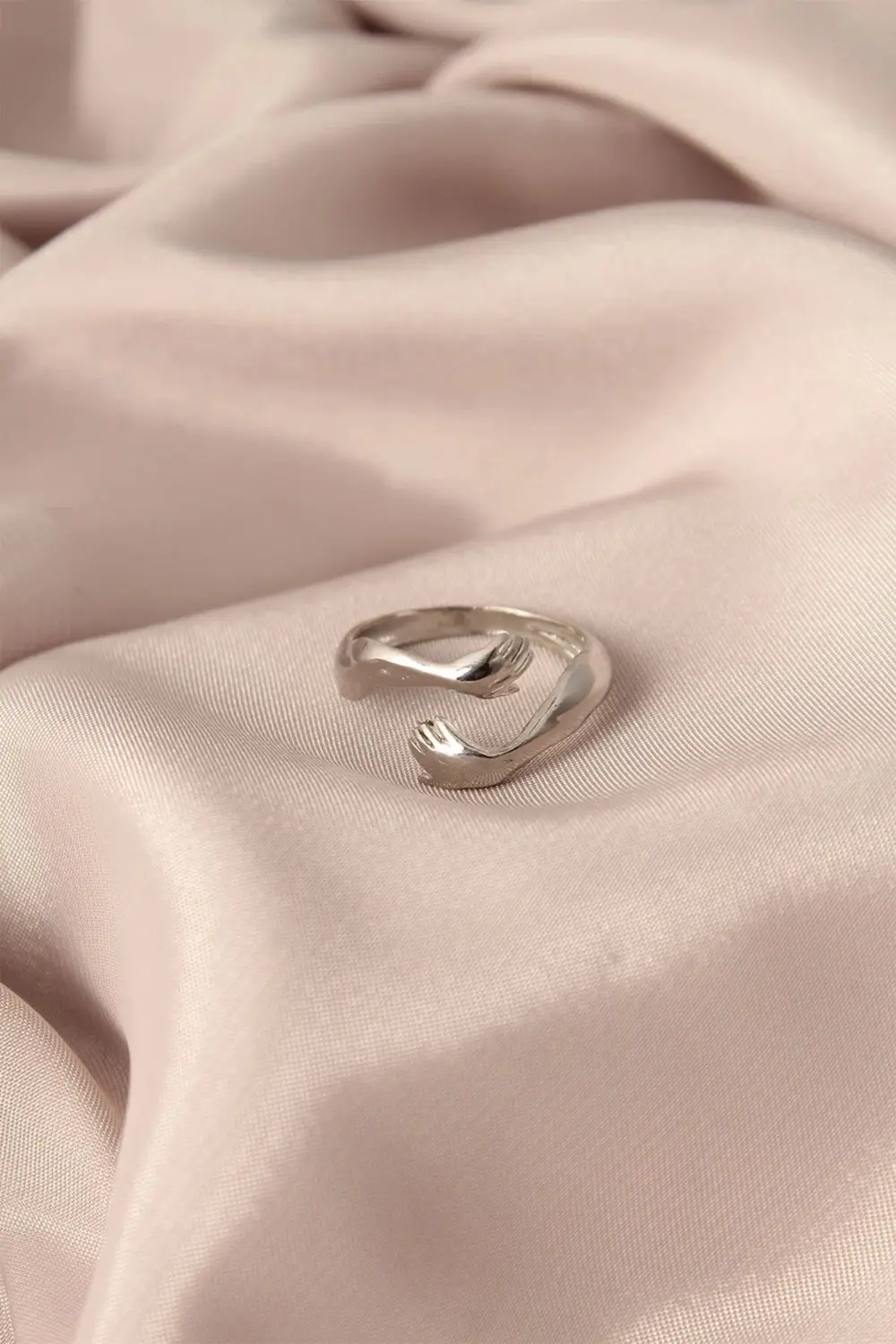 BFS Ayarlamalı Gümüş Renk Metal Sarılan Eller Model Kadın Yüzük