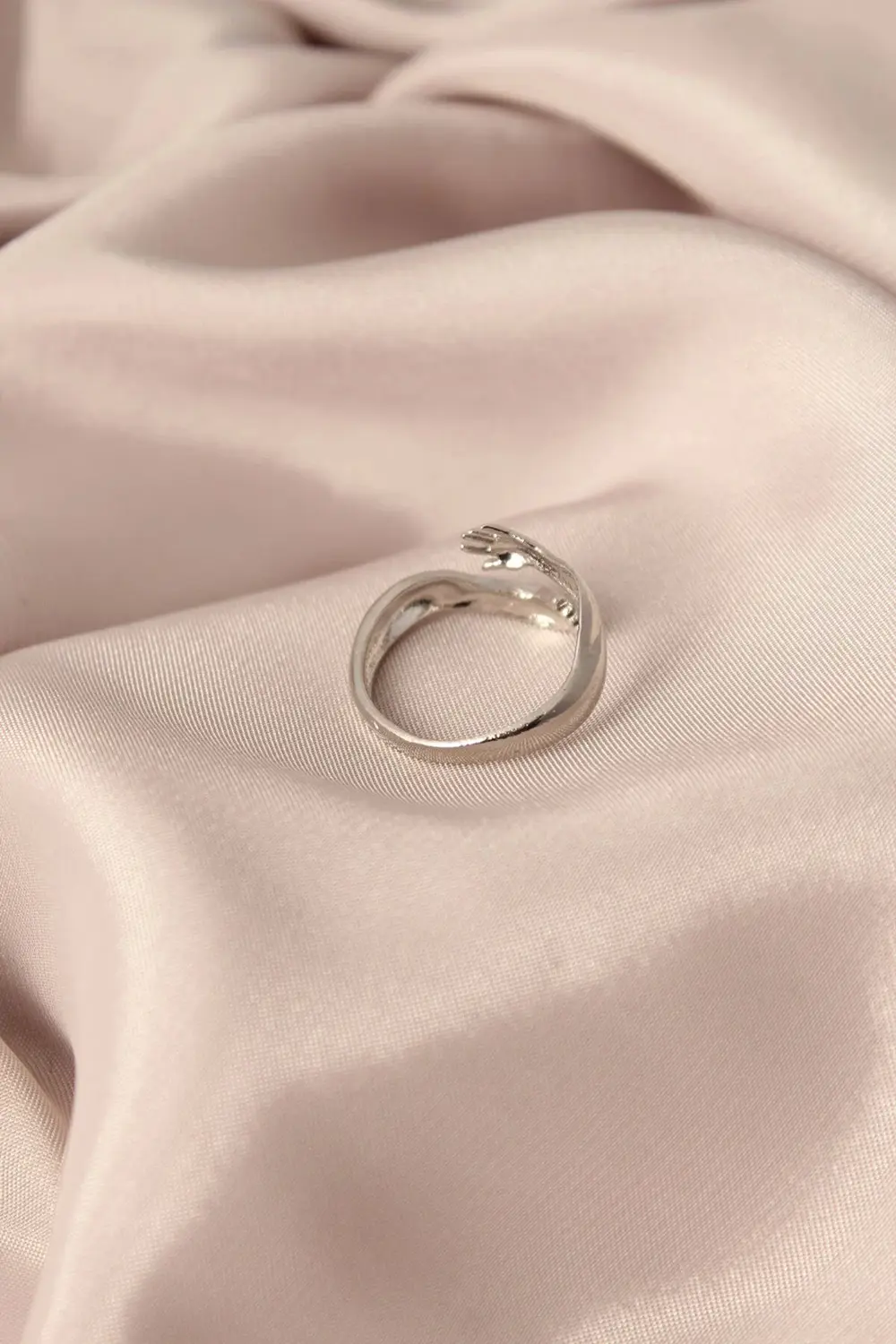 BFS Ayarlamalı Gümüş Renk Metal Sarılan Eller Model Kadın Yüzük