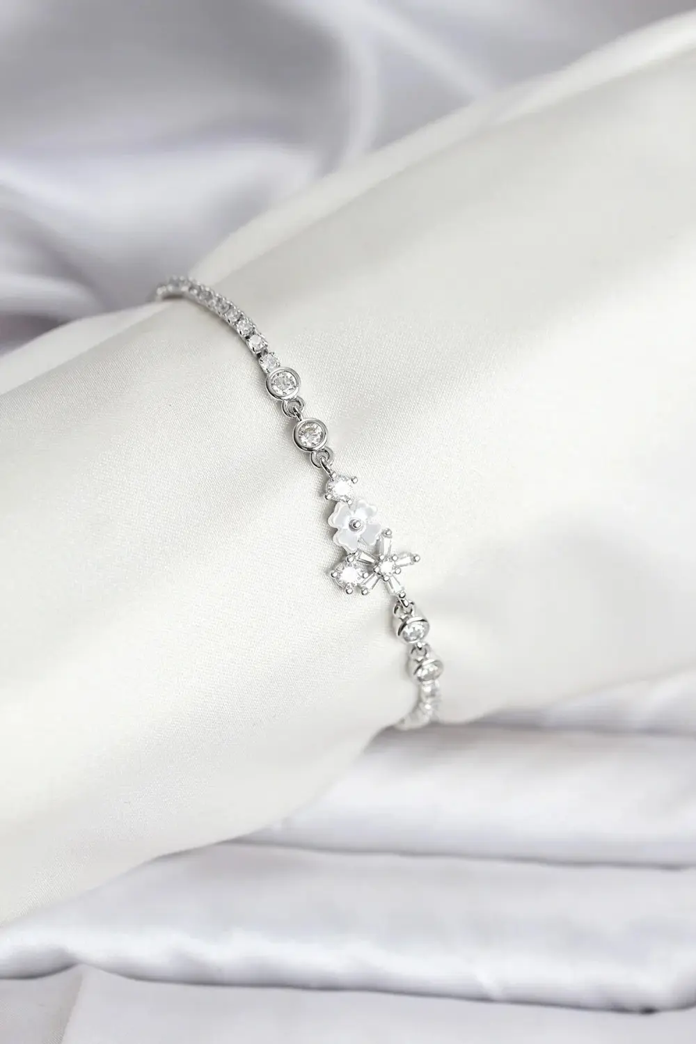 BFS Çiçekli Model Zirkon Taşlı Gümüş Renk Su Yolu Kadın Bileklik