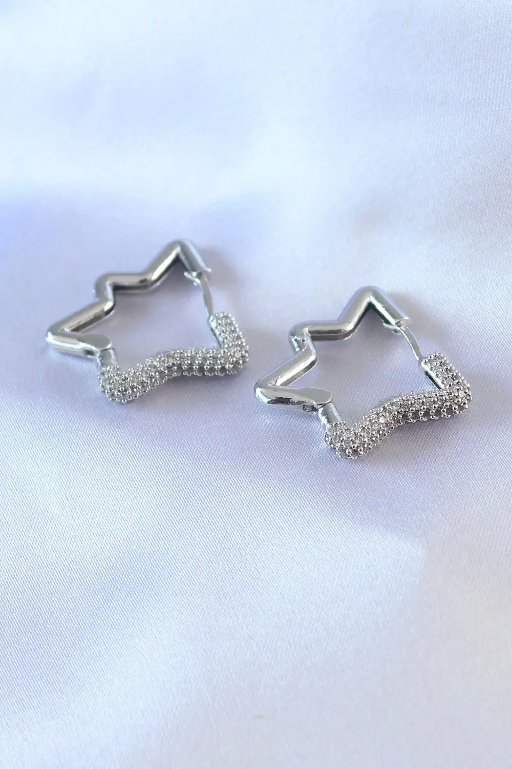 BFS Gümüş Renk Yıldız Model Zirkon Taşlı Pirinç Kadın Küpe