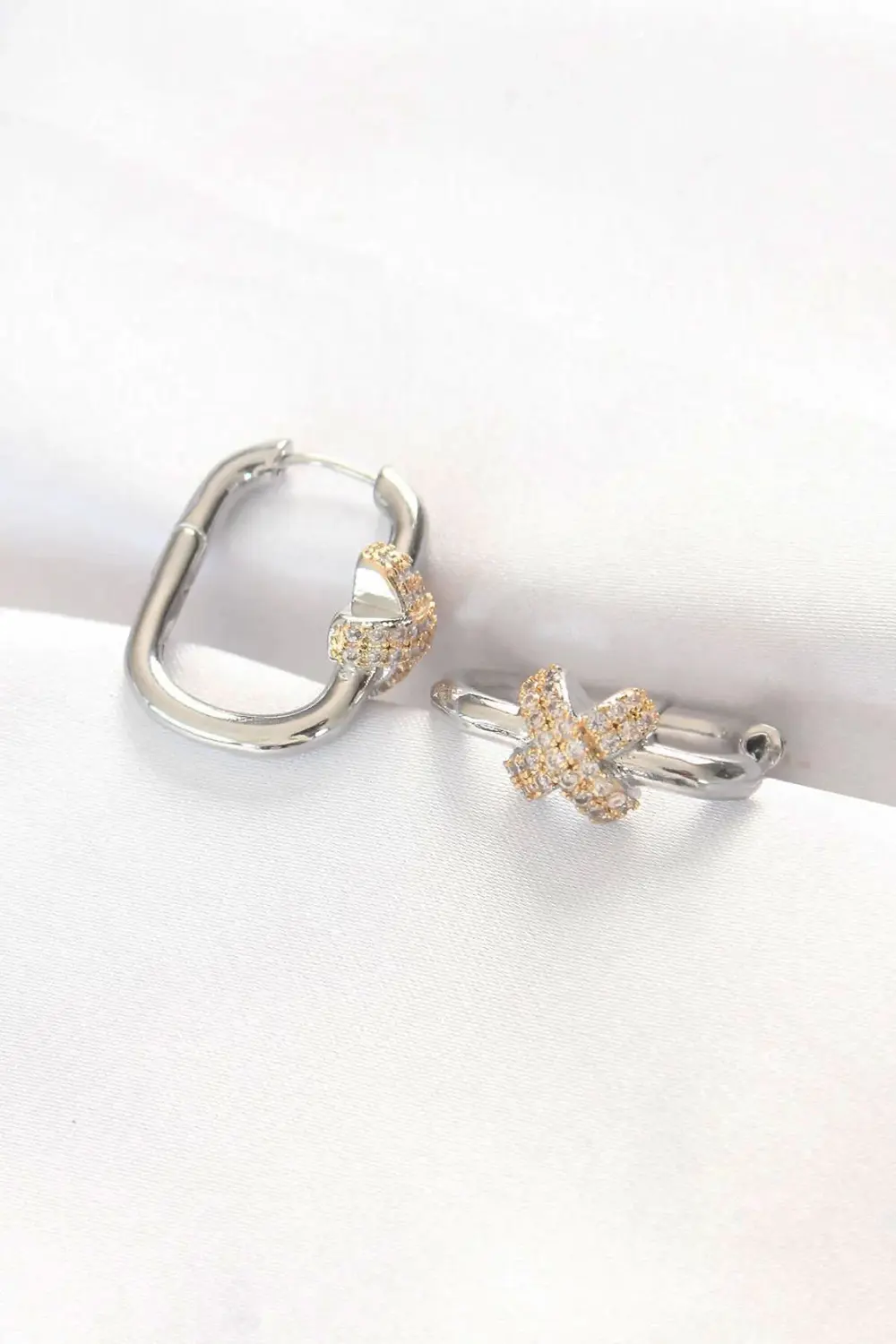 BFS Pirinç Çift Renk Taşlı X Tasarımlı Dikdörtgen Küpe