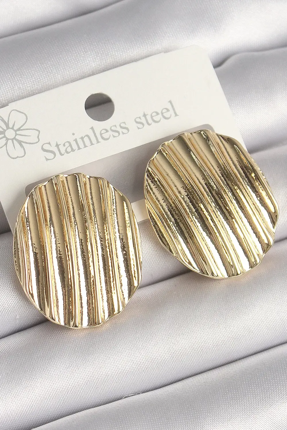 BFS Pirinç Gold Renk İşlemeli Daire Plaka Model Kadın Küpe