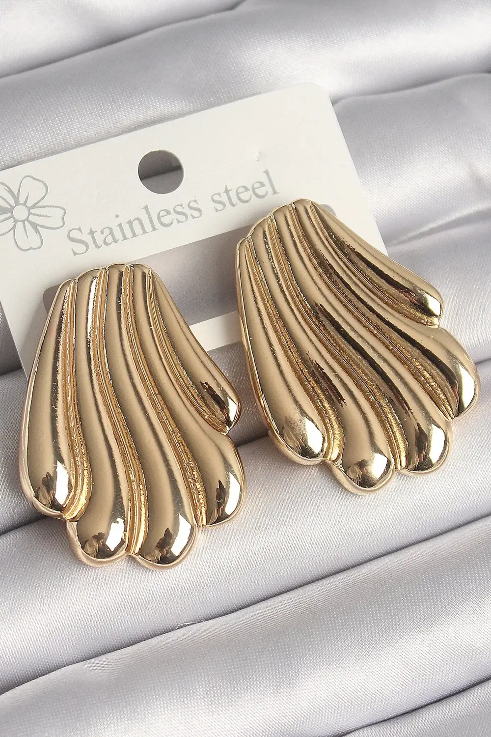 BFS Pirinç Gold Renk İşlemeli İstirdye Model Kadın Küpe