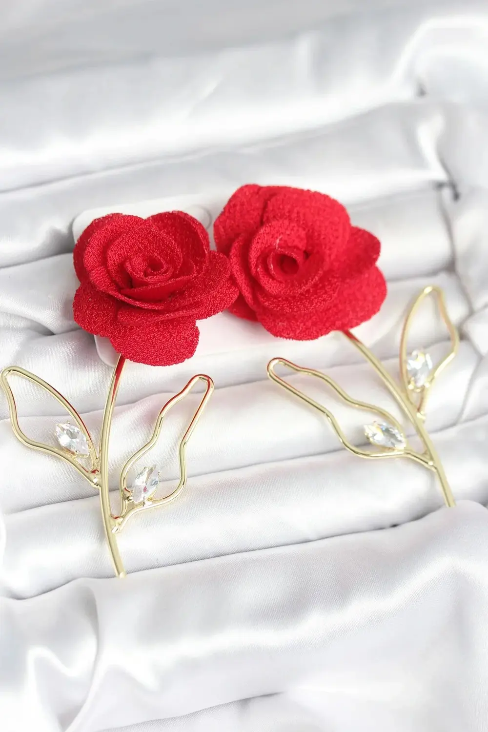 BFS Pirinç Gold Renk Kırmızı Gül Model Kadın Küpe