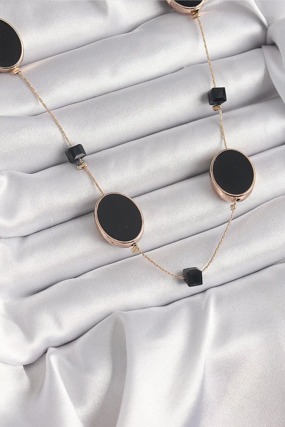 BFS Pirinç Gold Renk Siyah Renk Oval Siyah Küp Detay Kadın Kolye