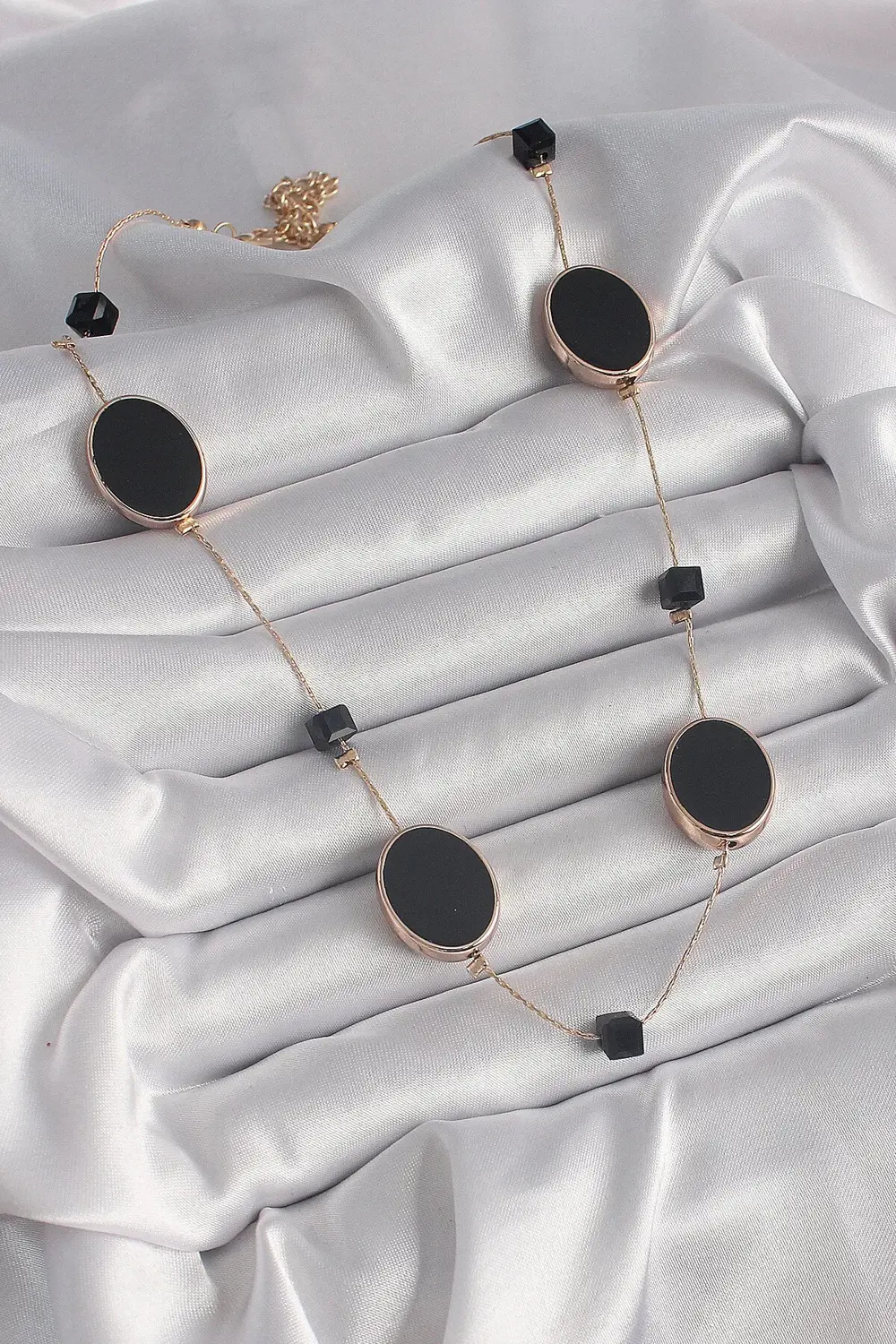 BFS Pirinç Gold Renk Siyah Renk Oval Siyah Küp Detay Kadın Kolye